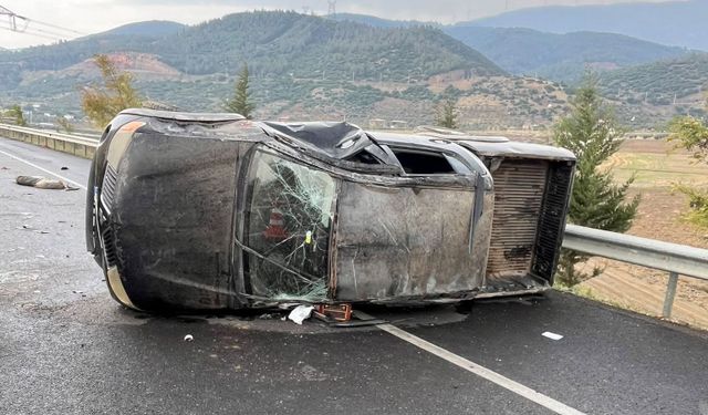 Feci Kaza: Takla Atan Kamyonetteki Aileden 4 Kişi Yaralandı