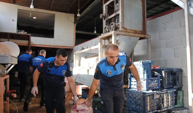 Zabıta Denetiminde Yüzlerce Kilo Çürük ve Küflü Gıda Ele Geçirildi