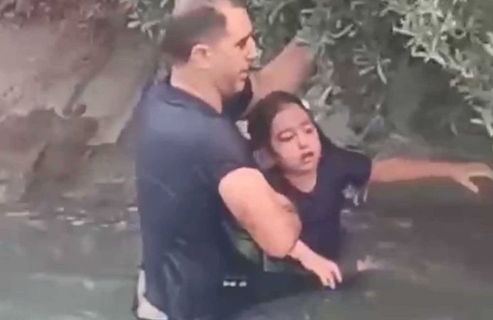 Sulama kanalına düşen otomobilde mahsur kalan 6 kişi, vatandaşlarca kurtarıldı