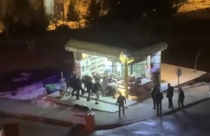 Büfede bıçaklı kavga; 1 kişi yaralandı
