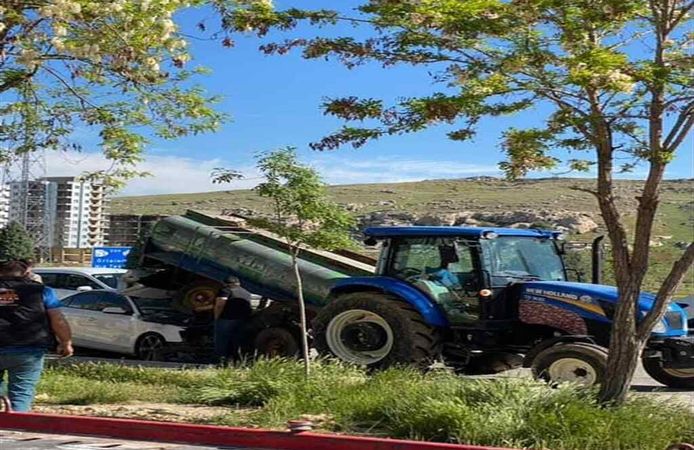 Otomobiliyle Su Tankerinin Altına Girdi: Araçta Büyük Hasar