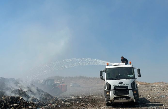 Bismil Belediyesi Çöplük Alanındaki Dumanlara Müdahale Etti