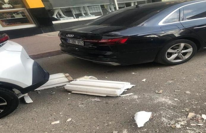Binadan düşen dış cephe kaplaması otomobile hasar verdi