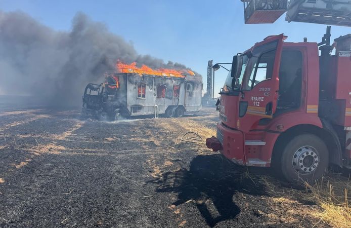 Sondaj Aracı ve İşçi Karavanı Alevlere Teslim Oldu: 3 Yaralı