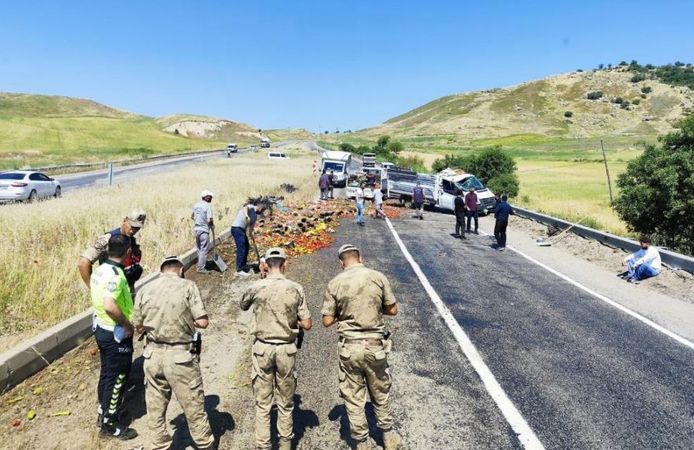 Diyarbakır'da Kamyonetin Tekeri Patladı: Meyve ve Sebzeler Yola Saçıldı