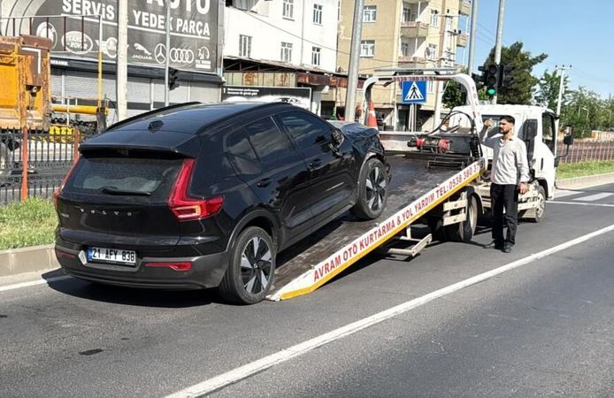 Diyarbakır’da Karşıya Geçmek İsteyen Yayaya Araç Çarptı: Ağır Yaralı