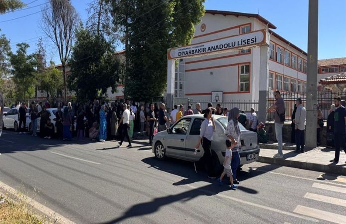 Diyarbakır’da Polis Ekipleri Sınav Merkezini Karıştıran Öğrencileri Sınava Ulaştırdı