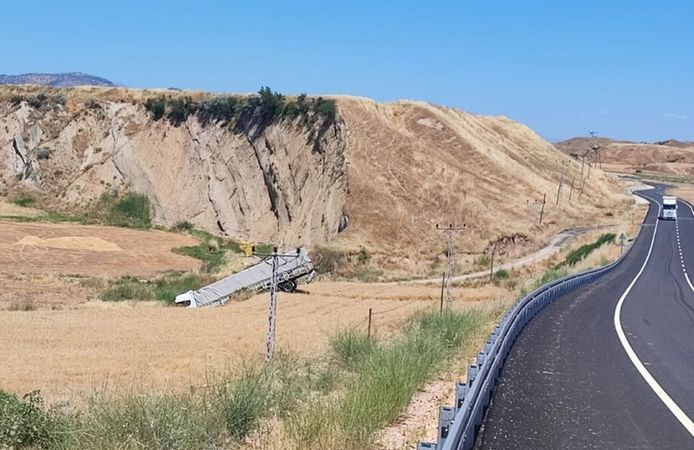 Kontrolden Çıkan Tır Bariyerleri Aşıp Sulama Kanalına Uçtu: 2 Yaralı