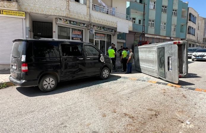 Kontrolden Çıkarak Refüje ve Başka Bir Araca Çarpan Minibüs Devrildi: 1 Yaralı