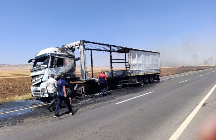 Mardin'de Seyir Halinde Alev Alan Tır Küle Döndü