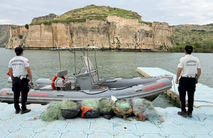 Nehirde Ağ ile Avlanma Yasağına Uymayan 3 Kişi Yakalandı