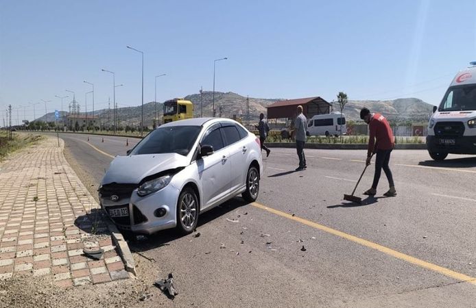 Otomobil ile Hafif Ticari Araç Çarpıştı: 3 Kişi Yaralandı