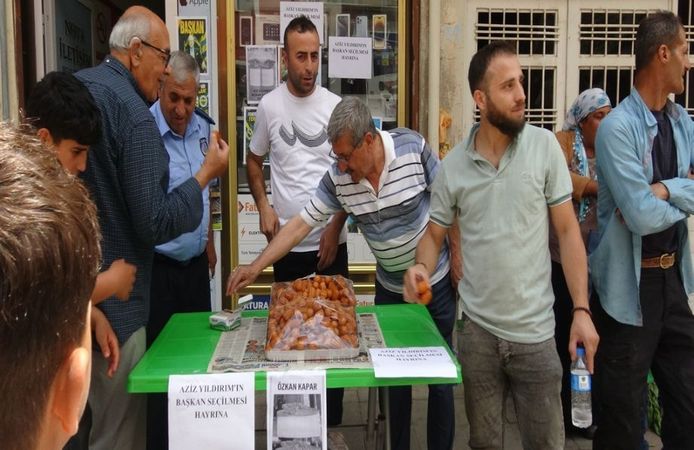 Taraftarlar, Aziz Yıldırım’ın Başkanlığını Lokma Tatlısı Dağıtarak Kutladı