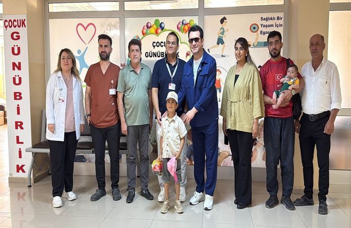 Tedavi Gören Miniklere Büyük Moral Oyuncaklarla Yüzleri Güldü