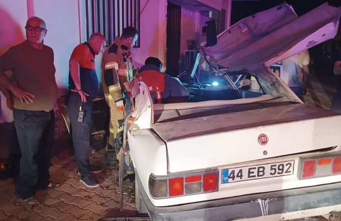 Traktörle Çarpışan Otomobil Evin Duvarında Durabildi: 4 Yaralı