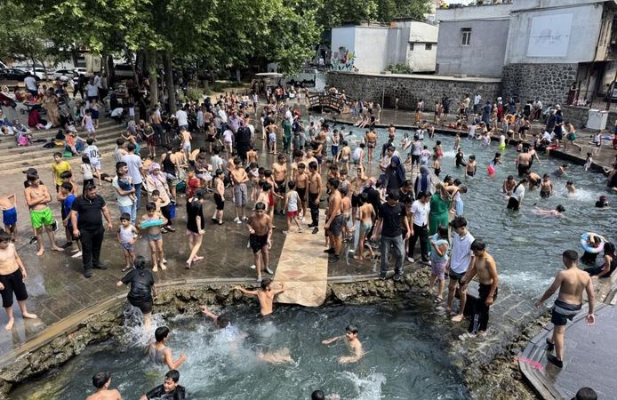 Diyarbakır'da Çocuklar Anzele Suyuna Atlayarak Serinledi