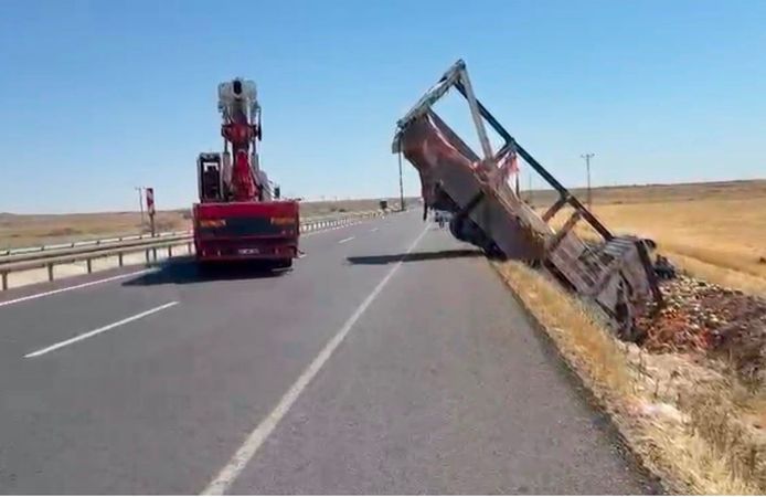 Karpuz Yüklü Kamyon Devrildi: 2 Kişi Yaralandı