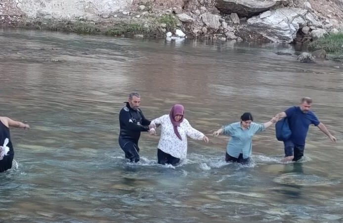 Piknik Keyfi Kabusa Döndü: Aniden Yükselen Su Sebebiyle 8 Kişi Mahsur Kaldı