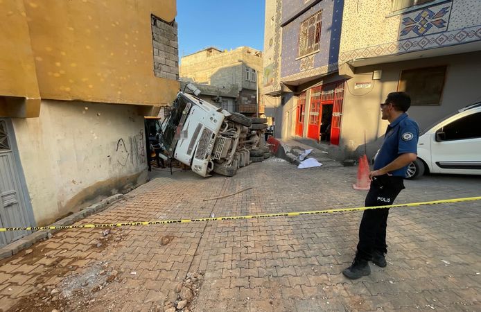 Freni boşalan kamyonun ezdiği çocuk hayatını kaybetti