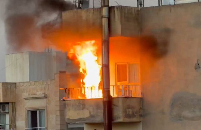 Alev Alan Tüpü Balkona Taşımak İstediler: Patlamada 2 Kişi Yaralandı!
