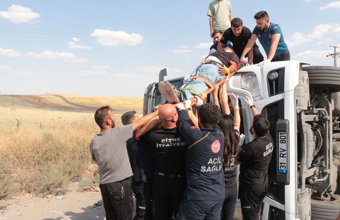 Kontrolden Çıkan TIR Devrildi: Sürücü Yaralandı