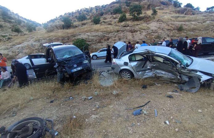 Direksiyon Hakimiyeti Kayboldu, İki Otomobil Çarpıştı: 9 Yaralı!