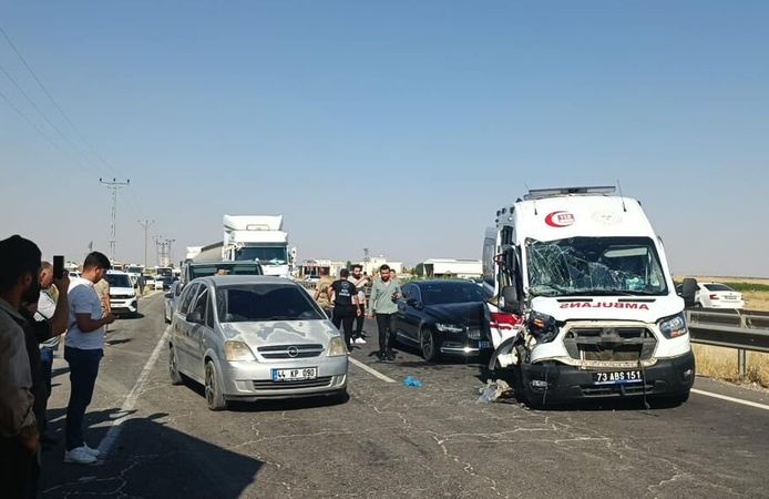 Hasta Taşıyan Ambulans, Tır ve Otomobil Çarpıştı: 3 Kişi Yaralandı
