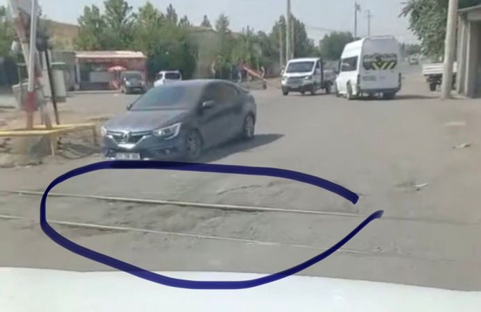 Bismil’de Tren Geçidinde Tehlike: Çöken Asfalt Sürücüleri Zor Durumda Bırakıyor