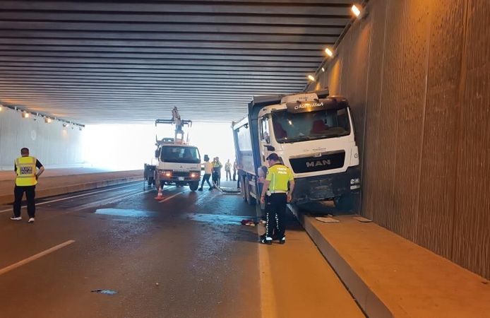 Kontrolden Çıkan Kamyon Karşı Şeride Geçip Otomobille Çarpıştı: 1 Yaralı