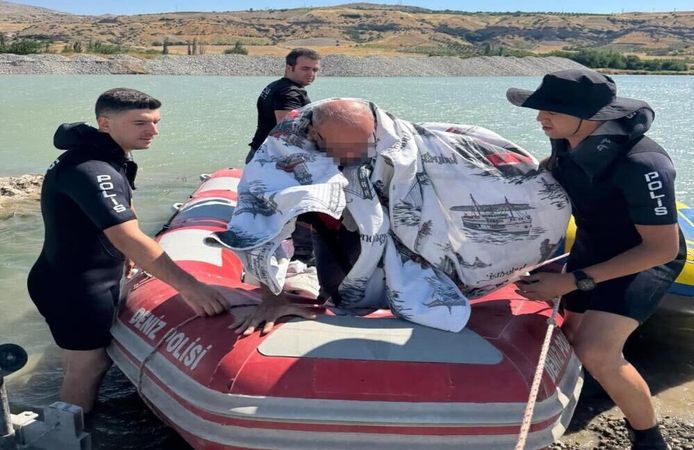 Rüzgarın Sürüklediği Şişme Bottaki Adamı Dalgıç Polisler Kurtardı