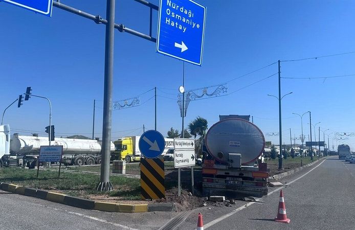 Tanker ile Hafif Ticari Araç Çarpıştı: 1 Yaralı