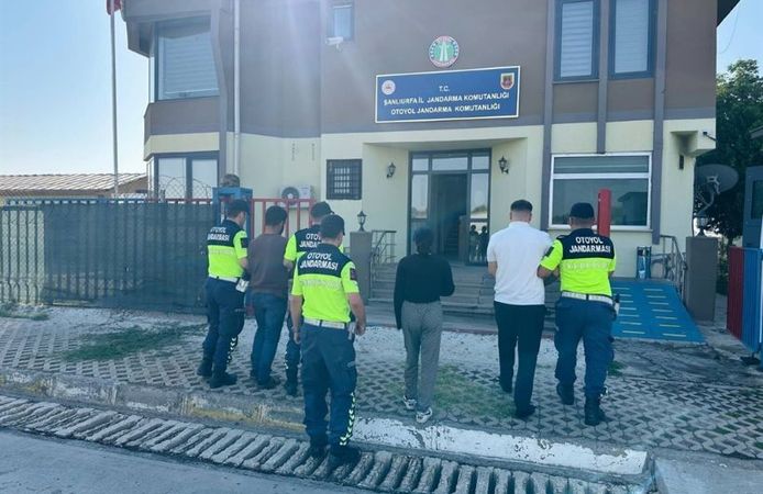 Kendini Polis Olarak Tanıtan 3 Dolandırıcı Jandarma Tarafından Yakalandı