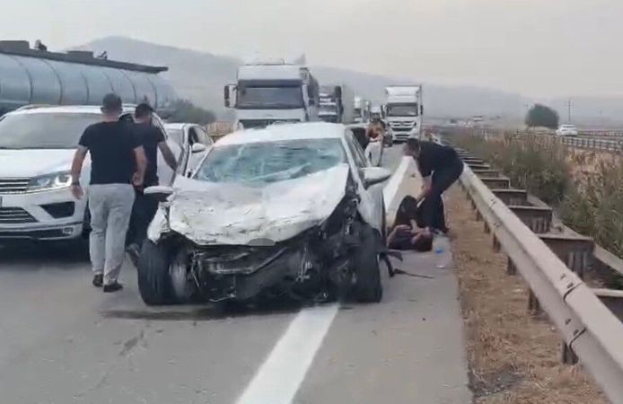 Kontrolden çıkan otomobil tıra ve bariyerlere çarptı: 3 yaralı