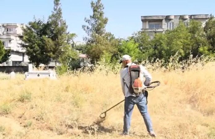 Vatandaşların talebi karşılık buldu: Bismil’de mezarlıklarda temizlik seferberliği