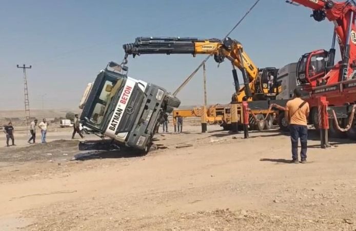 Kontrolden Çıkan Beton Mikseri Devrildi: Sürücü Yaralandı