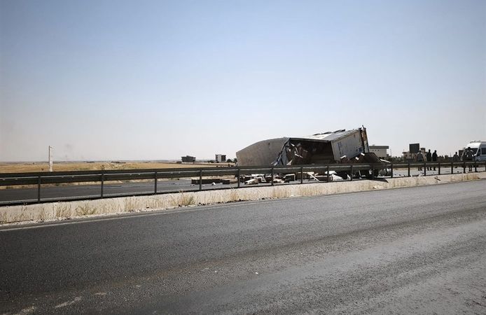 Kontrolden Çıkan TIR Bariyerlere Çarpıp Devrildi: Sürücü Yaralandı