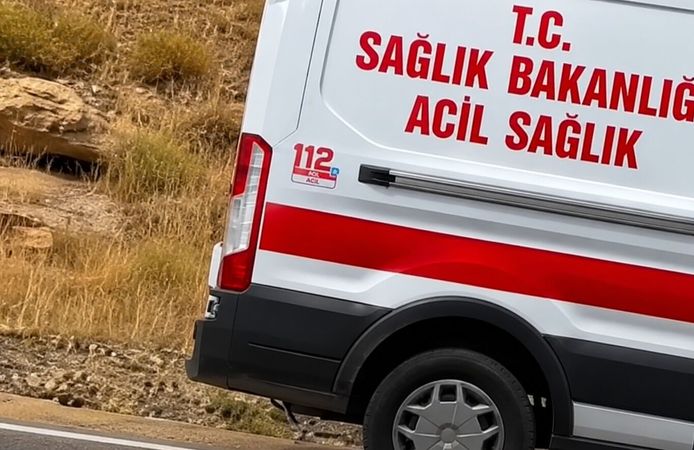 Mardin'de hafif ticari araç takla attı: 1 ölü