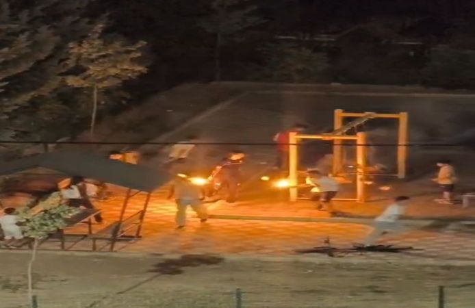 Parkta Korku Dolu Anlar: Yanan Sopalarla Çocukları Kovaladılar
