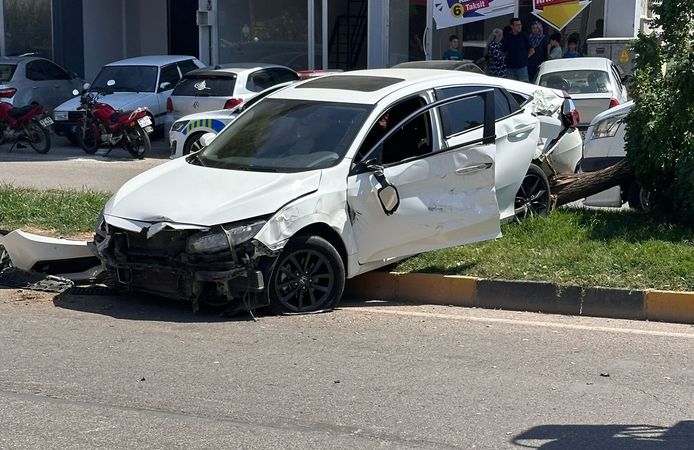 Beton mikseri otomobile çarptı: Aynı aileden 4 yaralı