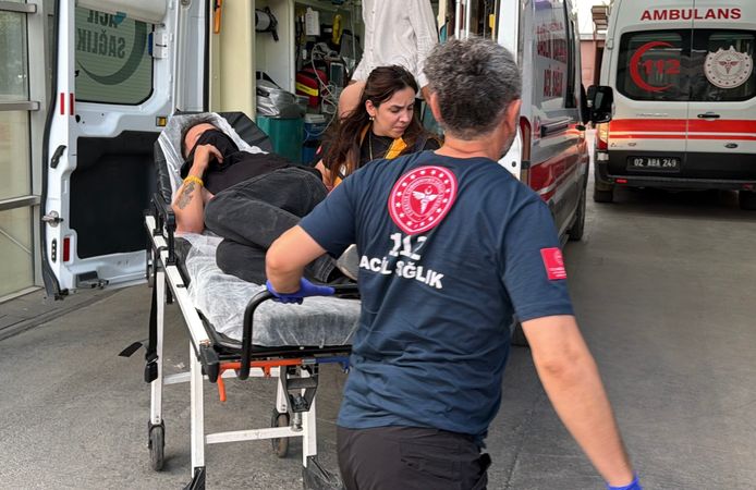 Kadına yardım etmek isteyen genç yaralandı