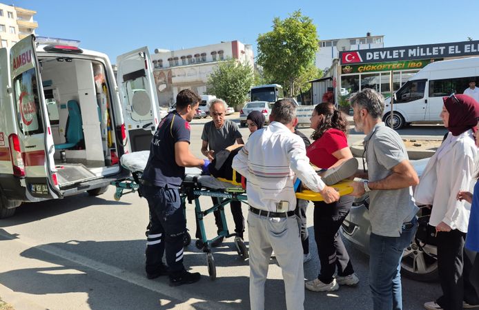 Yaya geçidinde otomobilin çarptığı kadın yaralandı