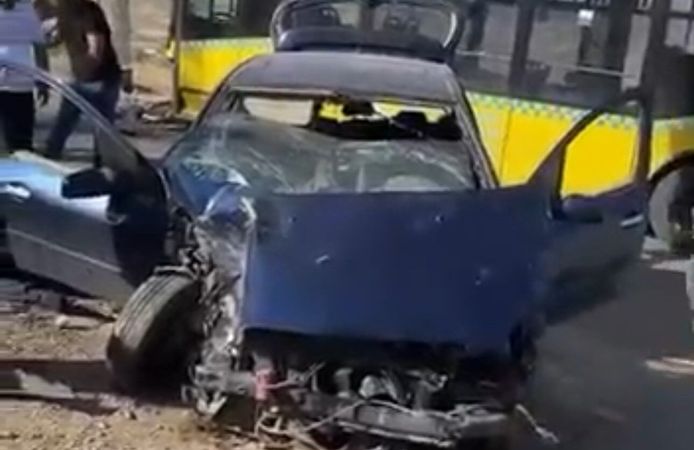 Belediye otobüsü otomobille çarpıştı: 1 yaralı