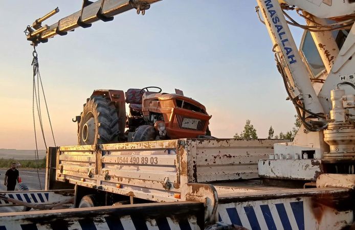 Fıstık yüklü traktör şarampole devrildi: Sürücü ağır yaralandı
