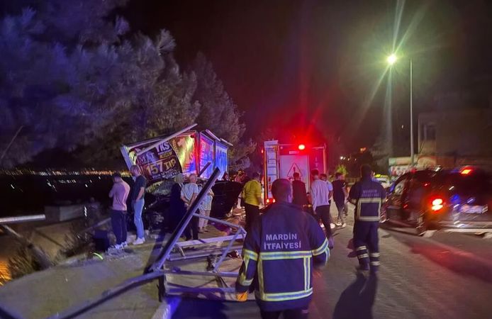 Kontrolden Çıkan Otomobil Reklam Panosuna Çarptı: 3 Yaralı