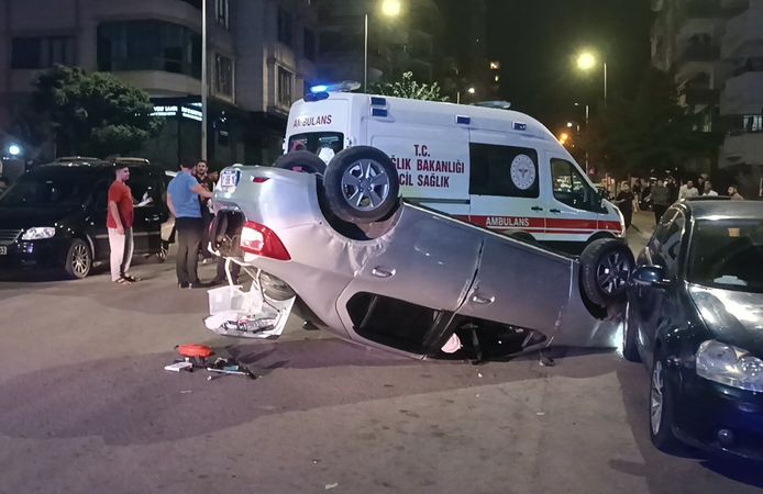 Otomobiller çarpıştı: Polis memuru yaralandı