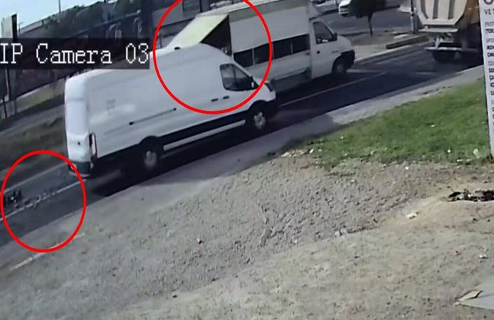 Kamyonetten Yola Dökülen Sebzeleri Diğer Sürücüler El Birliğiyle Topladı