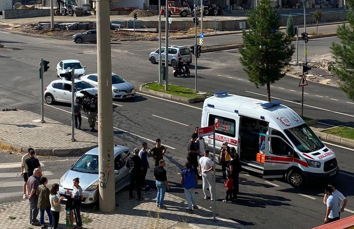 Diyarbakır’da iki araç çarpıştı: 3 kişi hastaneye kaldırıldı
