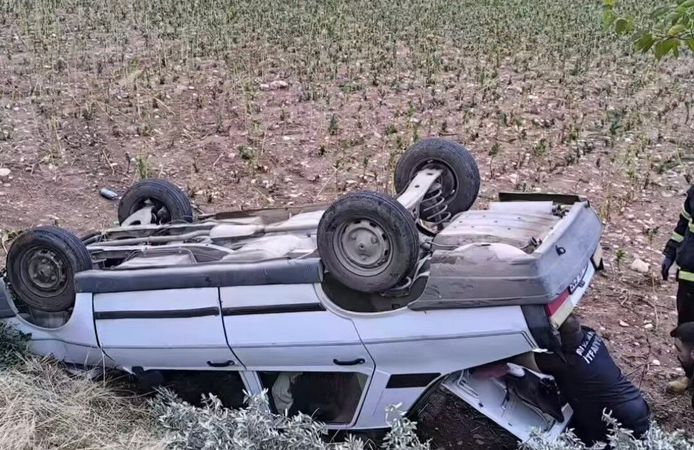 Takla atan otomobilde sıkışan sürücüyü itfaiye kurtardı