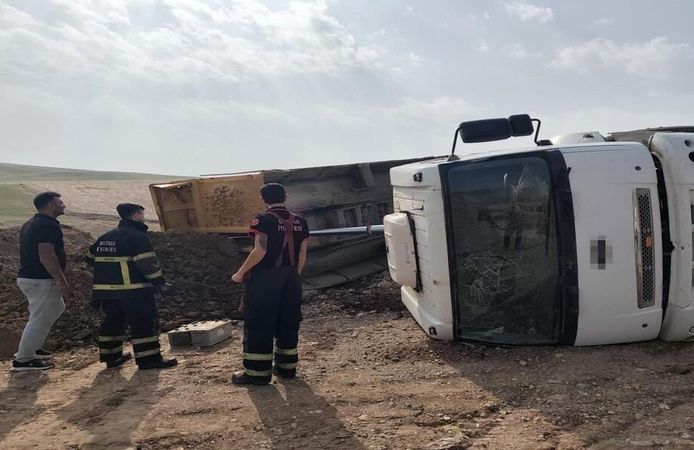 Kontrolden Çıkan Kum Yüklü Kamyon Devrildi: 1 Yaralı