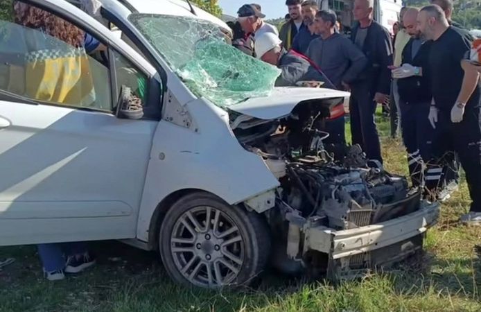 İki araç çarpıştı, 4 kişi yaralandı